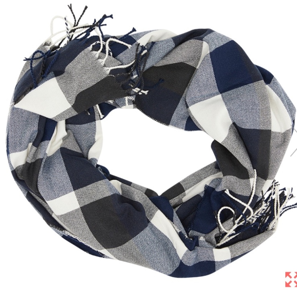 NWT Plush Ultra Soft Fringe Scarf